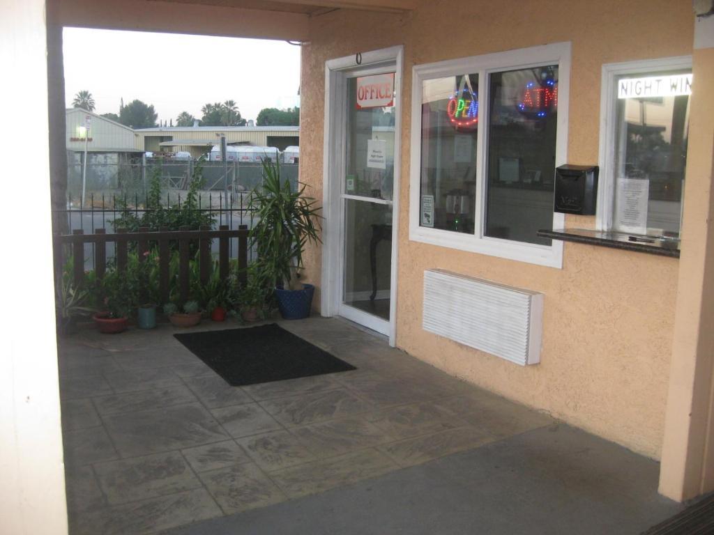 Travel Inn&Suites Fresno Esterno foto