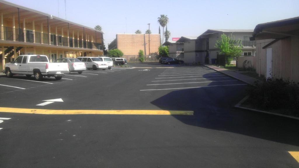 Travel Inn&Suites Fresno Esterno foto